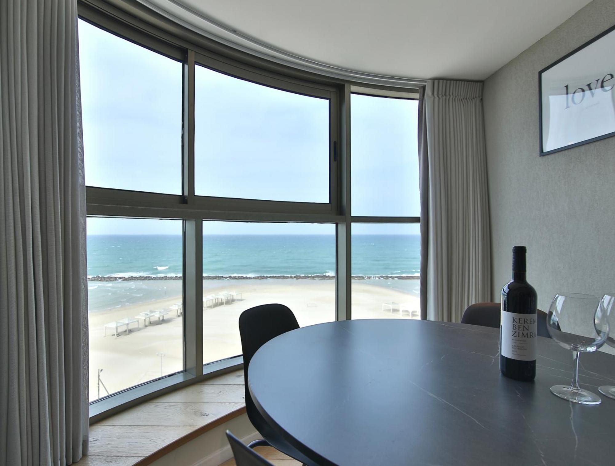 Luxury Suites By Notaly Ariel - Carmel Beach Хайфа Стая снимка