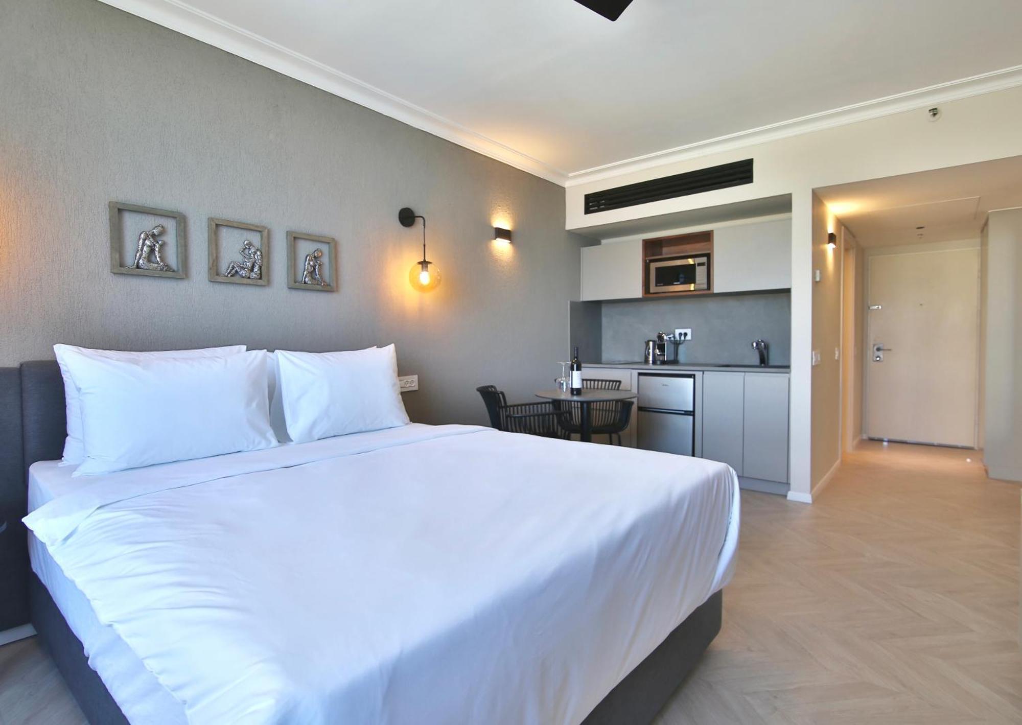 Luxury Suites By Notaly Ariel - Carmel Beach Хайфа Стая снимка