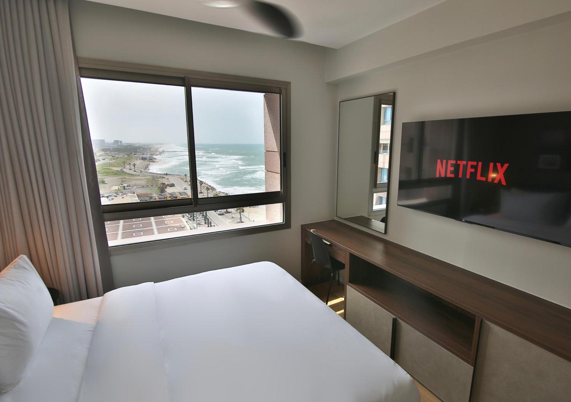 Luxury Suites By Notaly Ariel - Carmel Beach Хайфа Стая снимка