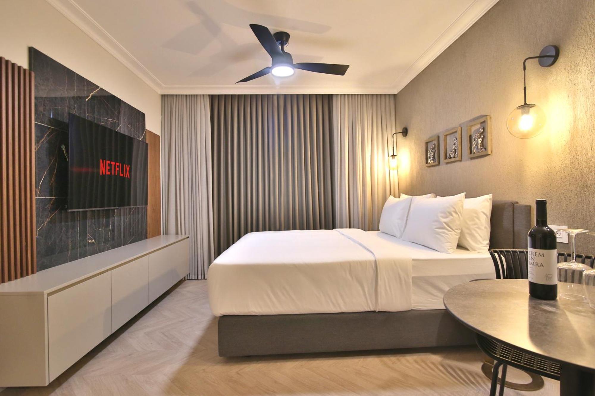 Luxury Suites By Notaly Ariel - Carmel Beach Хайфа Стая снимка